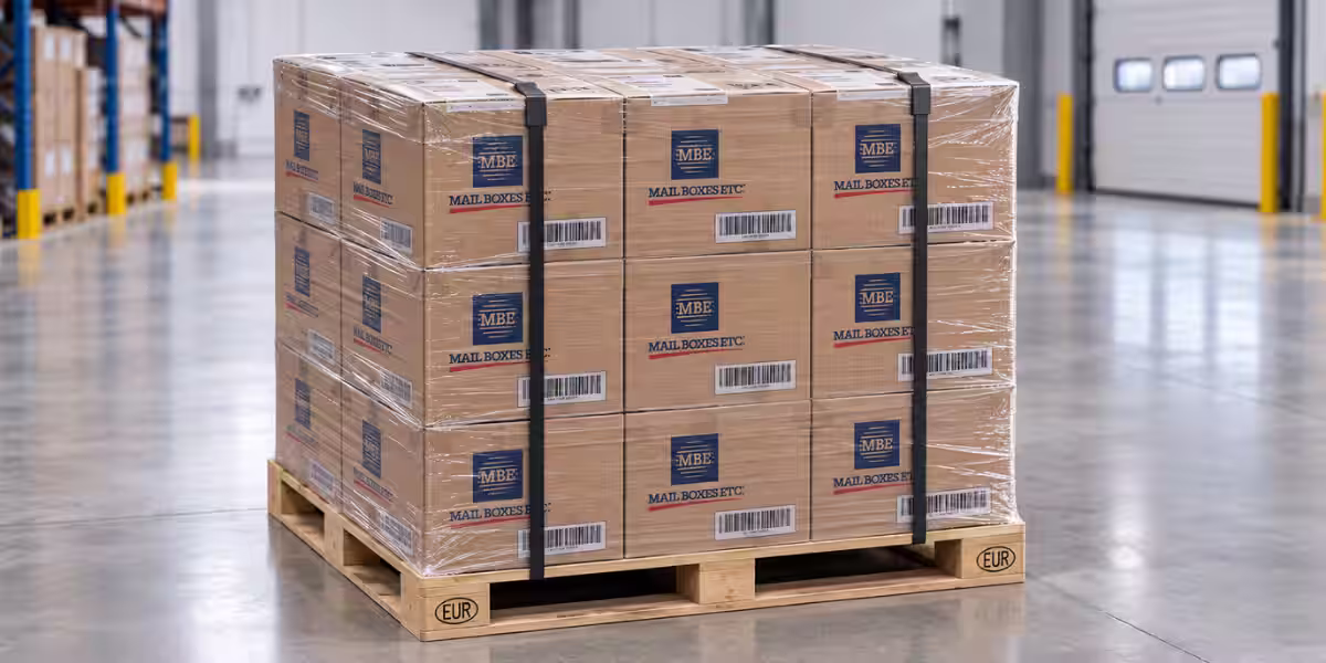Tarima emplayada y estibada con cajas