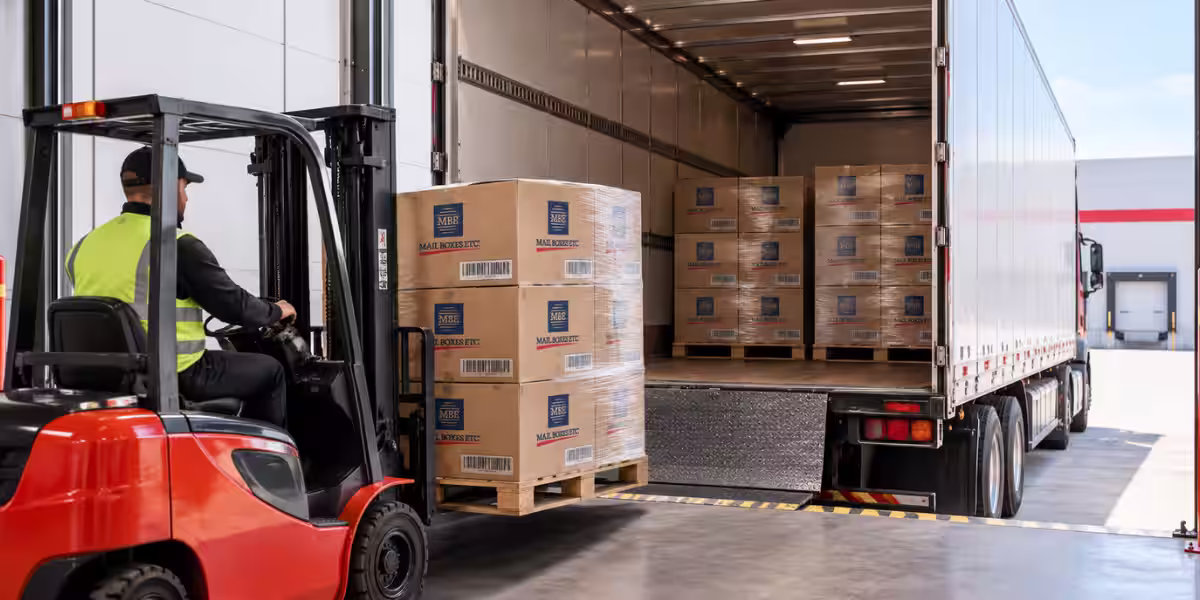 Montacargas subiendo tarimas a la caja de un tráiler